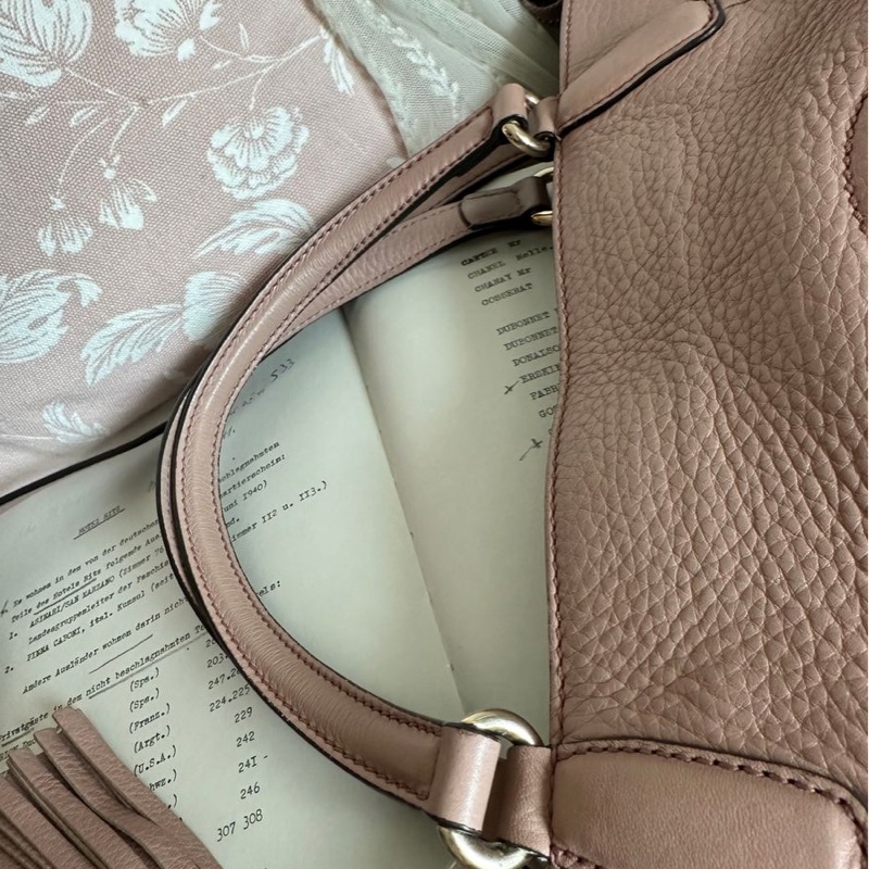 古馳 流蘇包 斜背包 側背包 中古包包  側背包 斜背 單肩包 托特包 中古包 經典款 櫻花色 櫻花粉 肩背包 Gucci soho tassel bag pink-18