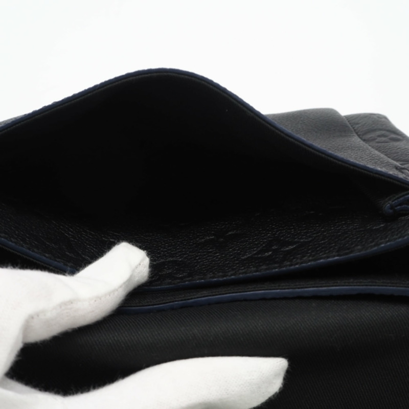 路易威登 (LOUIS VUITTON) Monogram Empreinte Blanche BB Noir M43624 女士單肩包，黑/藍小牛皮-14