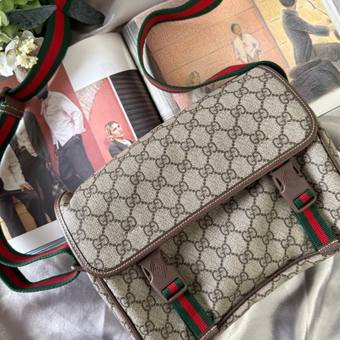 綠紅雙釦造型翻蓋小款郵差包(米色/烏木色)