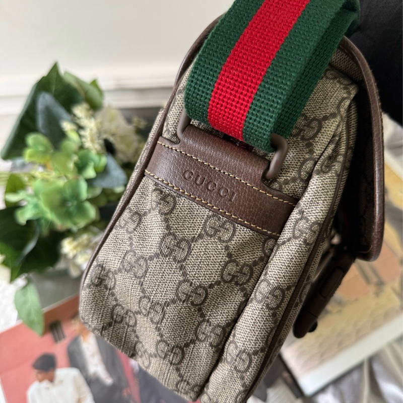 綠紅雙釦造型翻蓋小款郵差包(米色/烏木色)-1