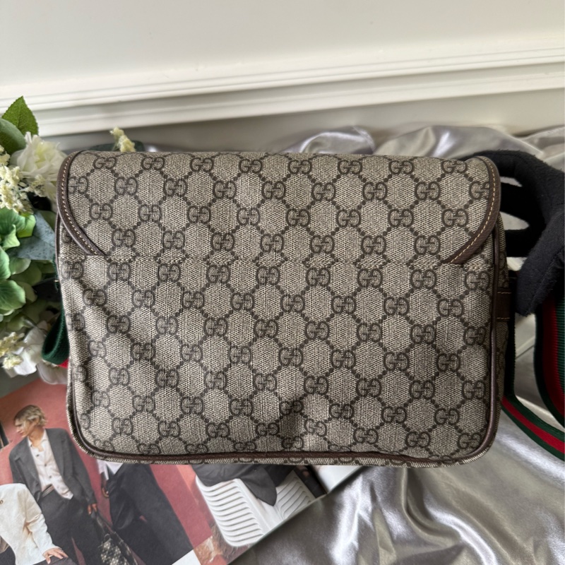 綠紅雙釦造型翻蓋小款郵差包(米色/烏木色)-2