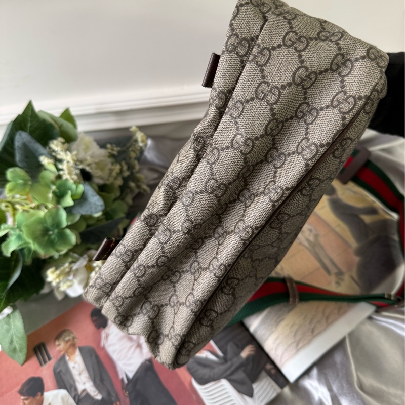 綠紅雙釦造型翻蓋小款郵差包(米色/烏木色)-4