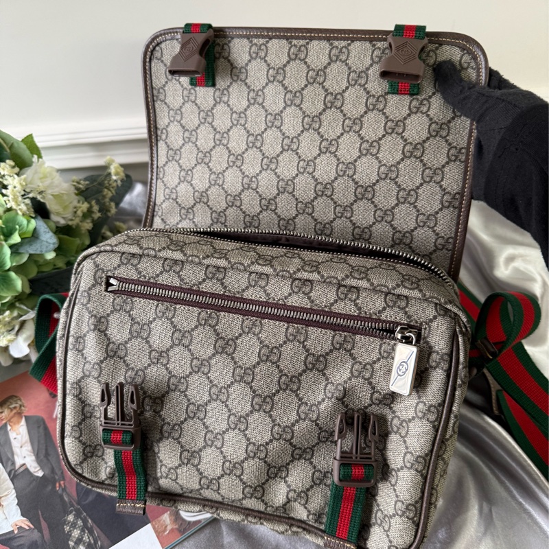 綠紅雙釦造型翻蓋小款郵差包(米色/烏木色)-5