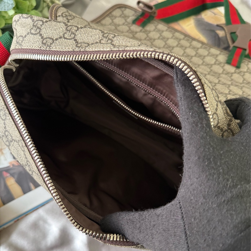 綠紅雙釦造型翻蓋小款郵差包(米色/烏木色)-7