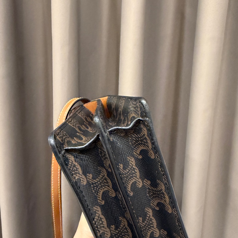 Celine PVC咖牛皮斜背WOC-7