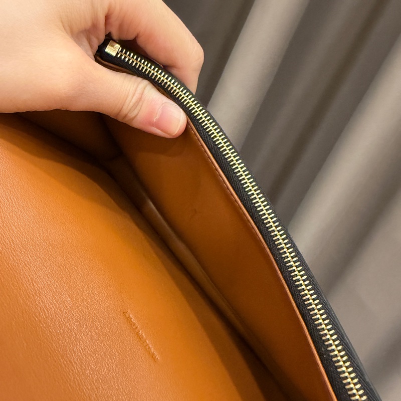 Celine PVC咖牛皮斜背WOC-15