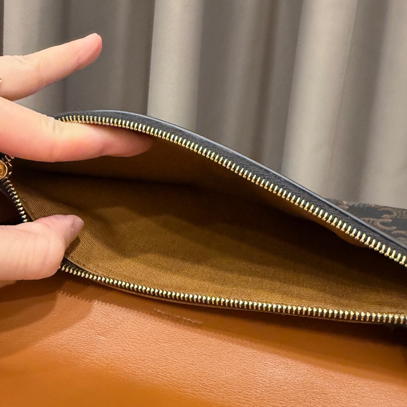 Celine PVC咖牛皮斜背WOC-16