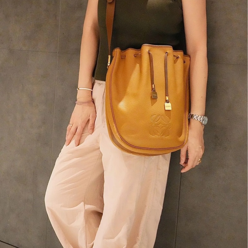 羅意威 蛋蛋包 棕色 焦糖色 水桶包 水桶包 斜背包 側背包  中古包包 托特包 側肩包 水桶包 復古包 古董包 vintage loewe drawstring bucket bag-2