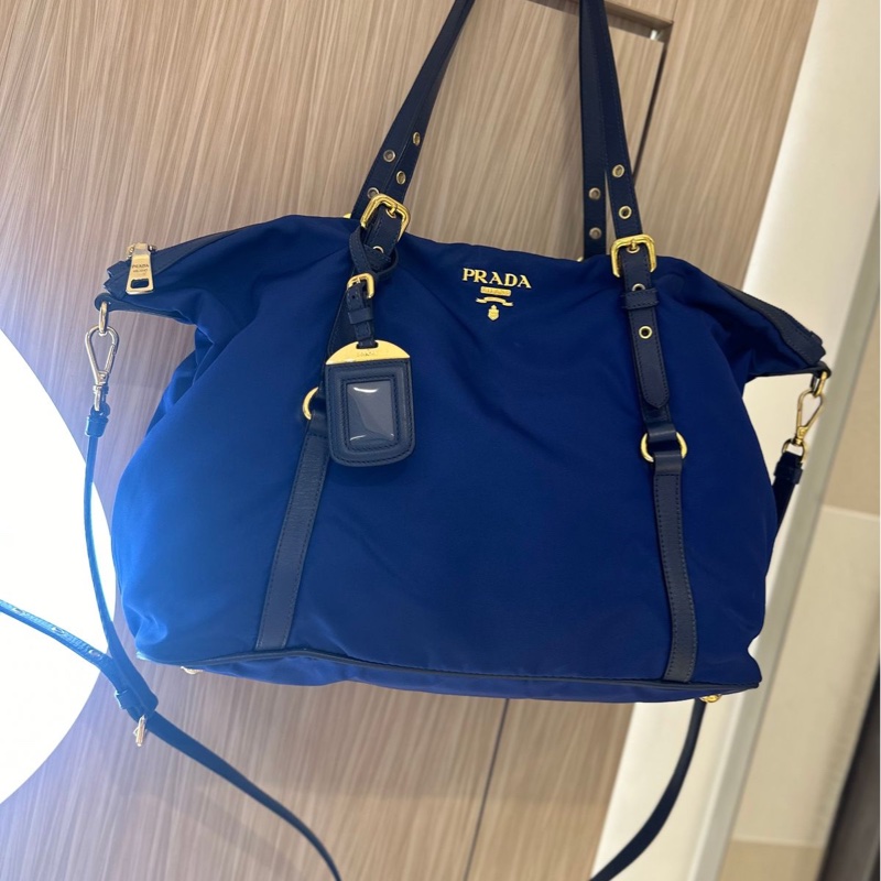 普拉達 經典尼龍皮革兩用的托特包 深藍色 PRADA金字浮雕LOGO尼龍肩背/斜背兩用購物包-0