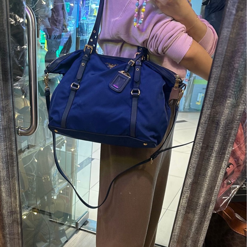 普拉達 經典尼龍皮革兩用的托特包 深藍色 PRADA金字浮雕LOGO尼龍肩背/斜背兩用購物包-1