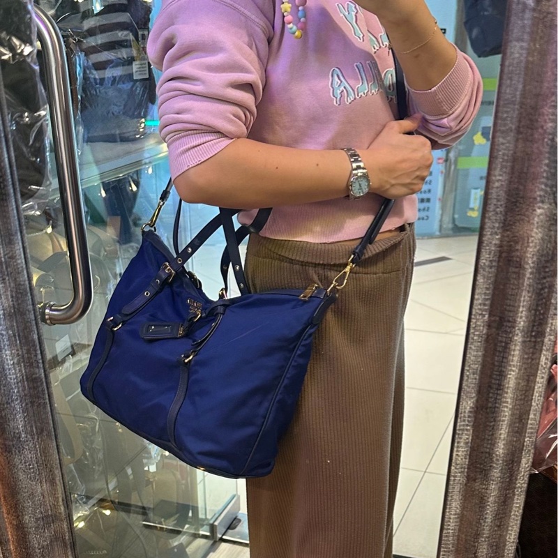 普拉達 經典尼龍皮革兩用的托特包 深藍色 PRADA金字浮雕LOGO尼龍肩背/斜背兩用購物包-2