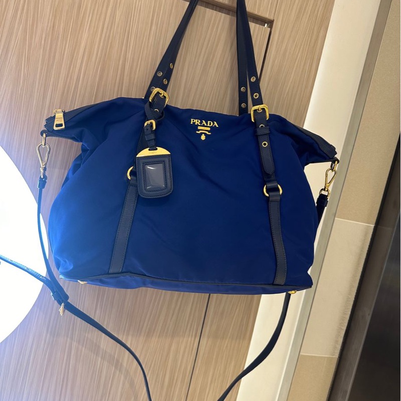 普拉達 經典尼龍皮革兩用的托特包 深藍色 PRADA金字浮雕LOGO尼龍肩背/斜背兩用購物包-3