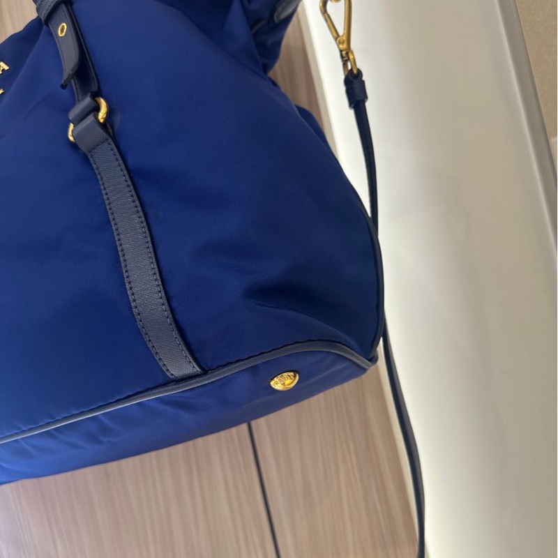 普拉達 經典尼龍皮革兩用的托特包 深藍色 PRADA金字浮雕LOGO尼龍肩背/斜背兩用購物包-5