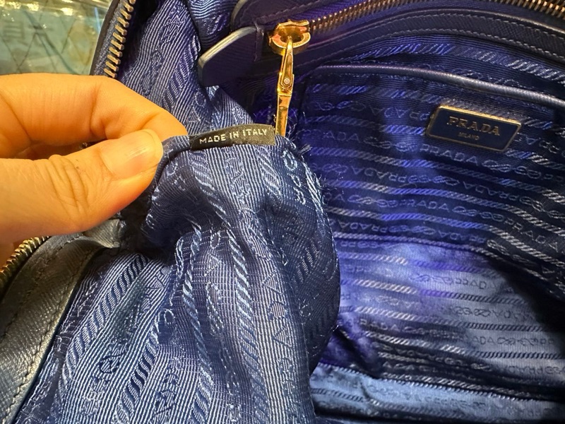 普拉達 經典尼龍皮革兩用的托特包 深藍色 PRADA金字浮雕LOGO尼龍肩背/斜背兩用購物包-11