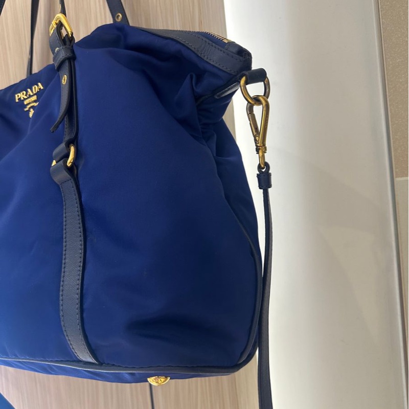 普拉達 經典尼龍皮革兩用的托特包 深藍色 PRADA金字浮雕LOGO尼龍肩背/斜背兩用購物包-14