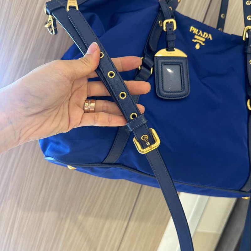 普拉達 經典尼龍皮革兩用的托特包 深藍色 PRADA金字浮雕LOGO尼龍肩背/斜背兩用購物包-15