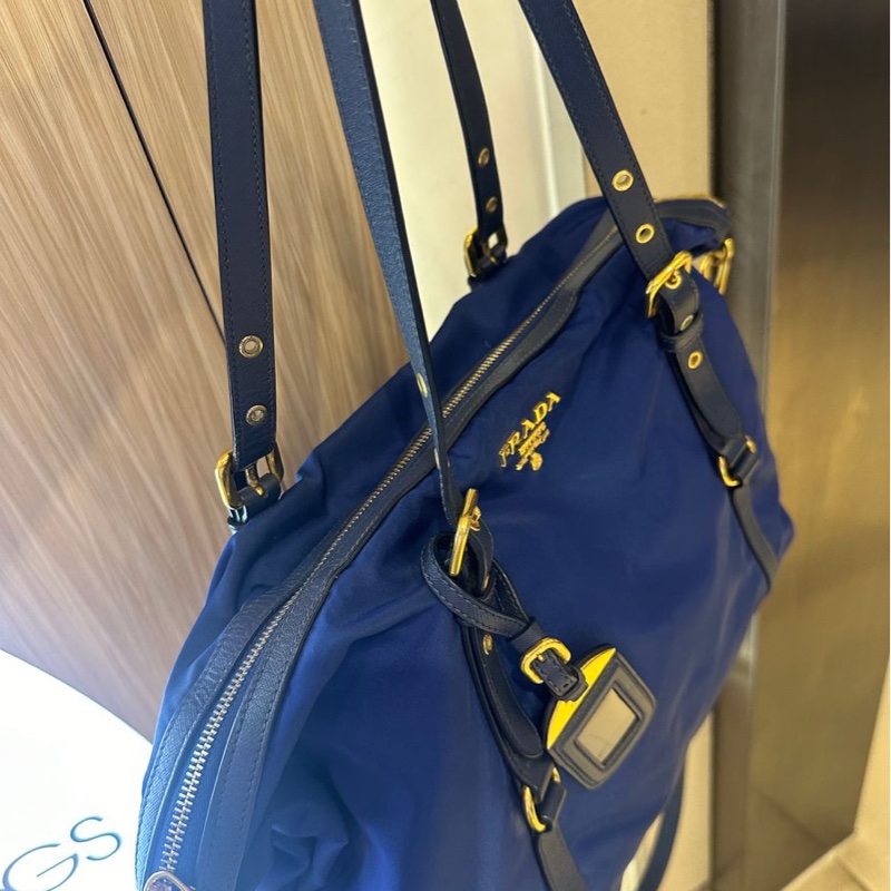普拉達 經典尼龍皮革兩用的托特包 深藍色 PRADA金字浮雕LOGO尼龍肩背/斜背兩用購物包-17