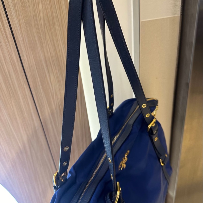 普拉達 經典尼龍皮革兩用的托特包 深藍色 PRADA金字浮雕LOGO尼龍肩背/斜背兩用購物包-18