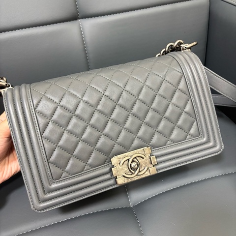Chanel 灰藍色銀扣羊皮Boy25