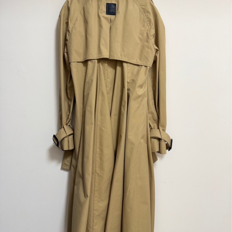 Loewe Pleated Trench Coat  卡其風衣外套 領子可拆 領子/背後logo標是羊皮材質-2