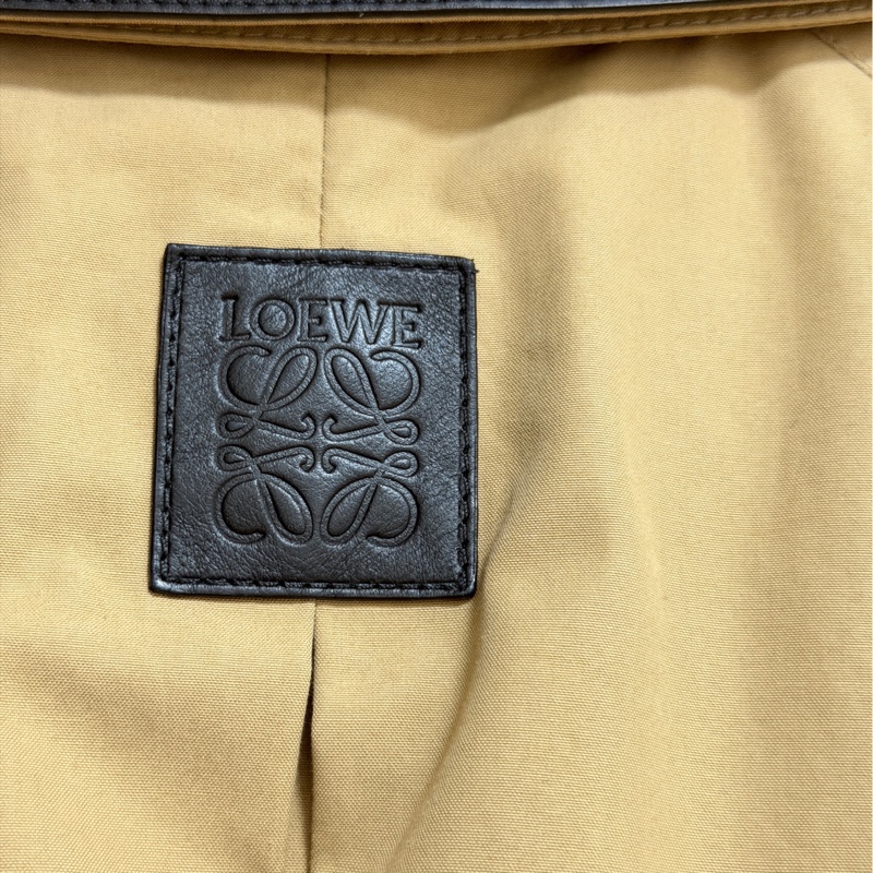 Loewe Pleated Trench Coat  卡其風衣外套 領子可拆 領子/背後logo標是羊皮材質-6