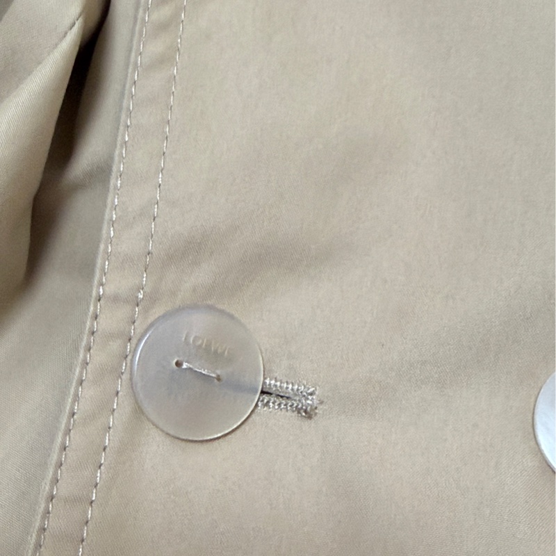 Loewe Pleated Trench Coat  卡其風衣外套 領子可拆 領子/背後logo標是羊皮材質-9