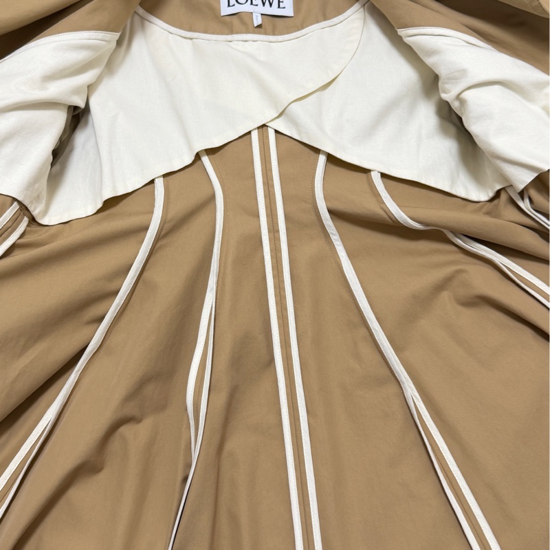 Loewe Pleated Trench Coat  卡其風衣外套 領子可拆 領子/背後logo標是羊皮材質-11