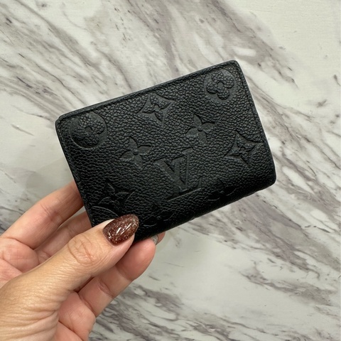 LV 黑牛皮壓紋金釦Clea前ㄇ拉零錢袋釦式6卡短夾 M80151