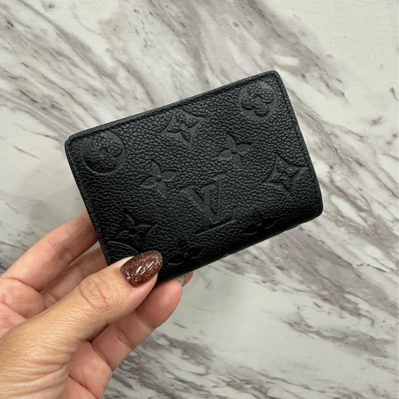 LV 黑牛皮壓紋金釦Clea前ㄇ拉零錢袋釦式6卡短夾 M80151-0