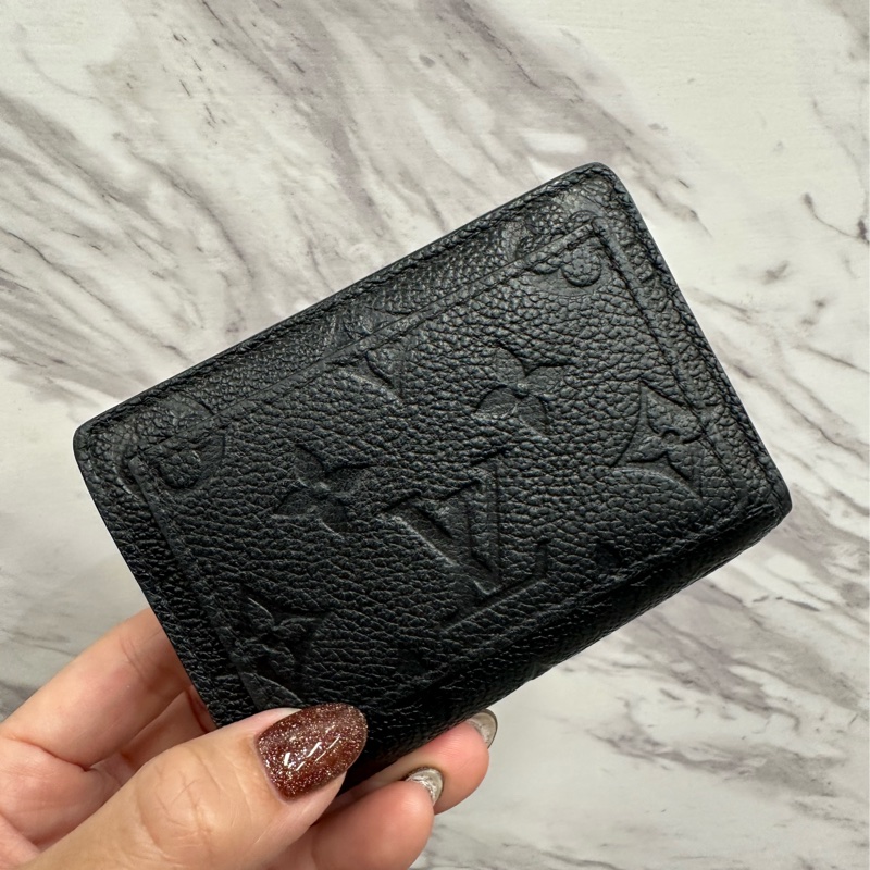 LV 黑牛皮壓紋金釦Clea前ㄇ拉零錢袋釦式6卡短夾 M80151-1