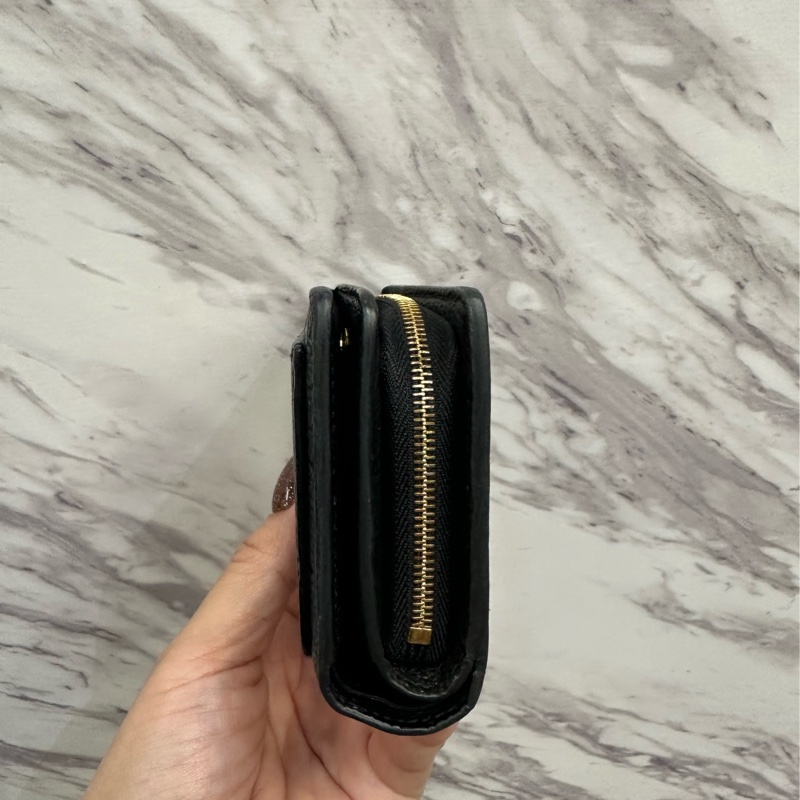 LV 黑牛皮壓紋金釦Clea前ㄇ拉零錢袋釦式6卡短夾 M80151-2