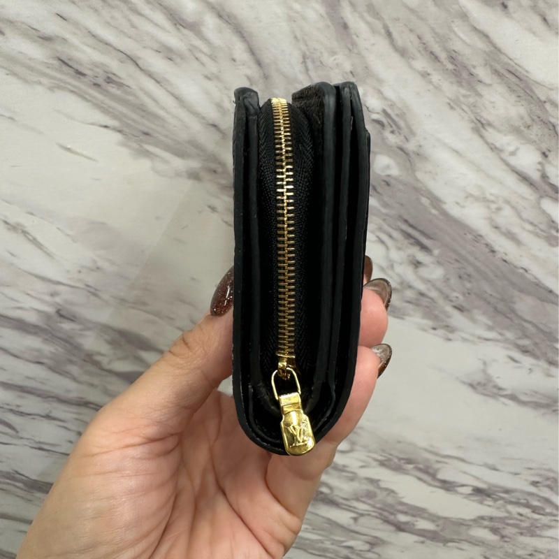 LV 黑牛皮壓紋金釦Clea前ㄇ拉零錢袋釦式6卡短夾 M80151-3