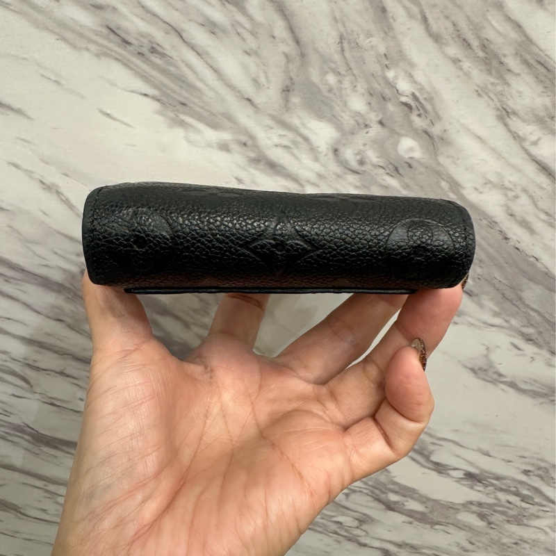 LV 黑牛皮壓紋金釦Clea前ㄇ拉零錢袋釦式6卡短夾 M80151-4