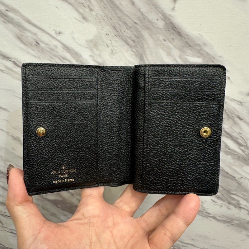 LV 黑牛皮壓紋金釦Clea前ㄇ拉零錢袋釦式6卡短夾 M80151-5