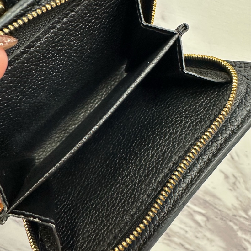 LV 黑牛皮壓紋金釦Clea前ㄇ拉零錢袋釦式6卡短夾 M80151-6