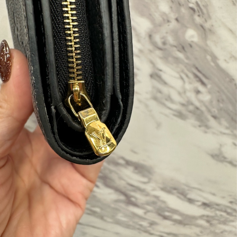 LV 黑牛皮壓紋金釦Clea前ㄇ拉零錢袋釦式6卡短夾 M80151-7