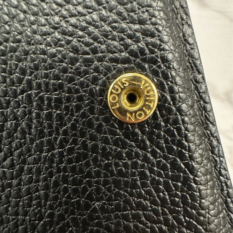 LV 黑牛皮壓紋金釦Clea前ㄇ拉零錢袋釦式6卡短夾 M80151-8