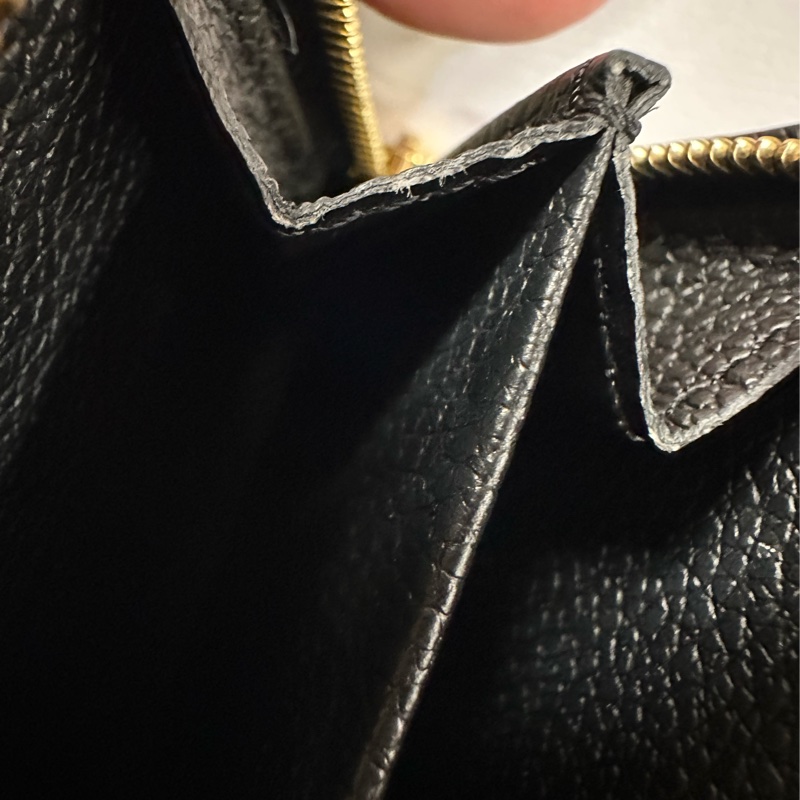 LV 黑牛皮壓紋金釦Clea前ㄇ拉零錢袋釦式6卡短夾 M80151-9