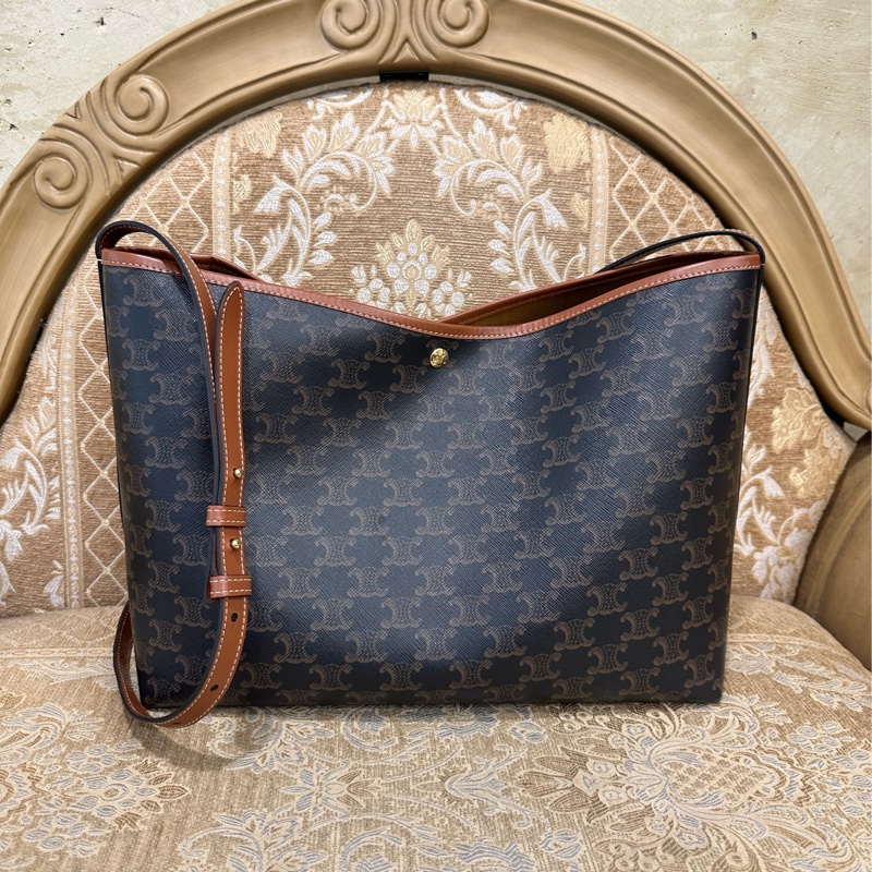Celine PVC咖牛皮金釦肩斜背購物包123912GXC.04LU-1