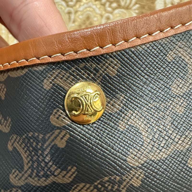 Celine PVC咖牛皮金釦肩斜背購物包123912GXC.04LU-12