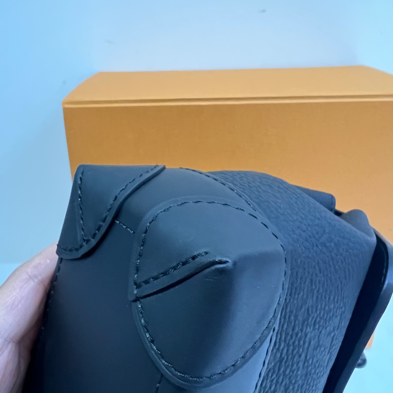 Louis Vuitton Taurillon Monogram Steamer PM 斜背包-14