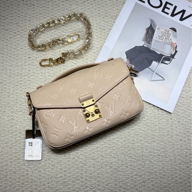 LV沙色全皮老花壓印mini小郵差包 芯片款-0