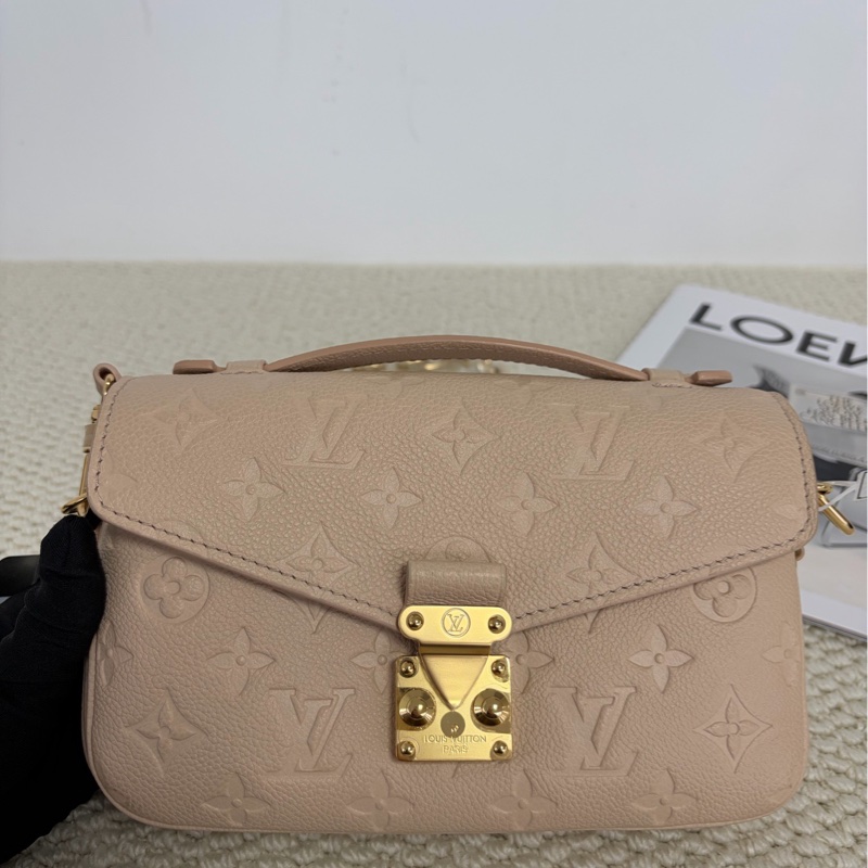 LV沙色全皮老花壓印mini小郵差包 芯片款-1