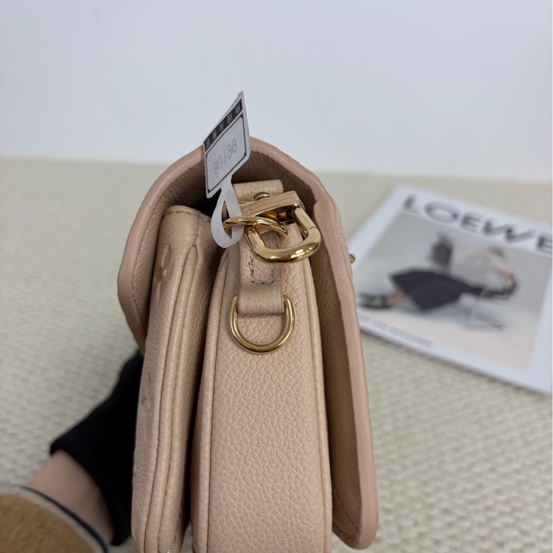 LV沙色全皮老花壓印mini小郵差包 芯片款-2