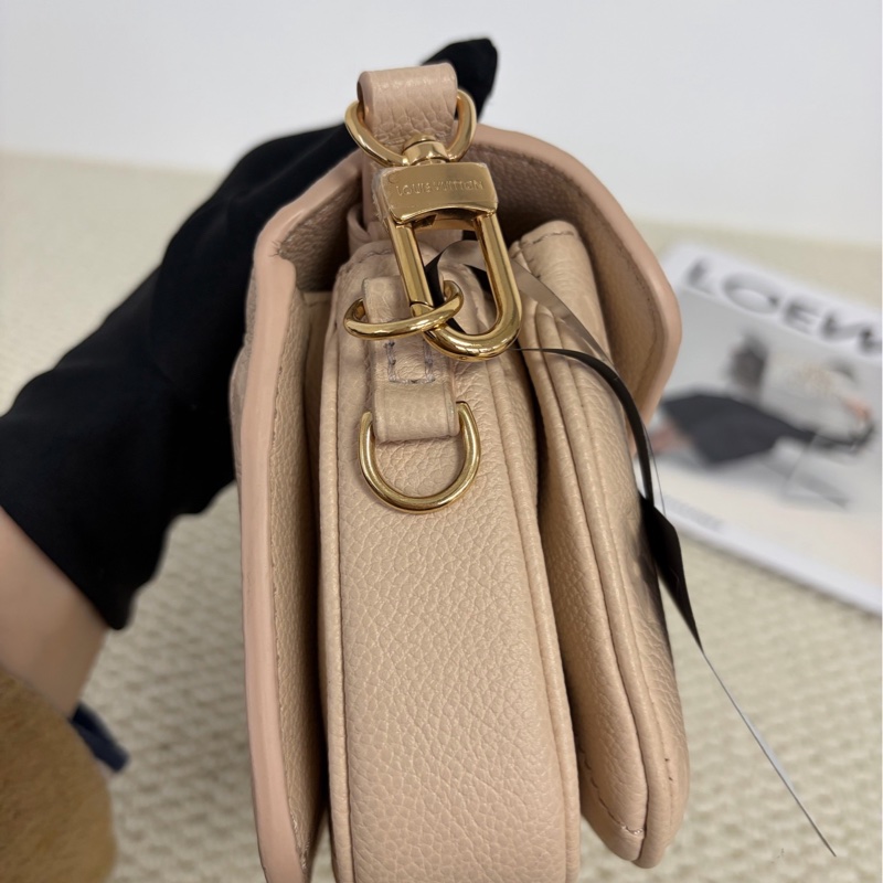 LV沙色全皮老花壓印mini小郵差包 芯片款-4