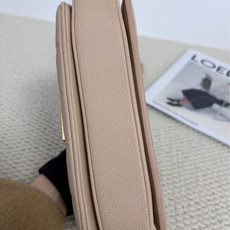 LV沙色全皮老花壓印mini小郵差包 芯片款-5