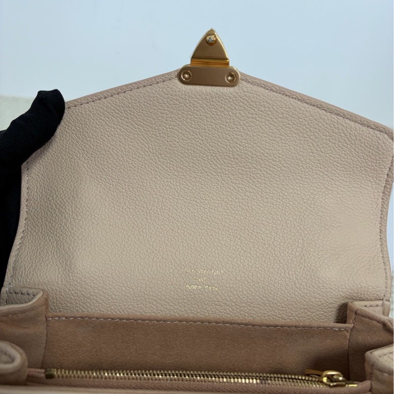 LV沙色全皮老花壓印mini小郵差包 芯片款-6