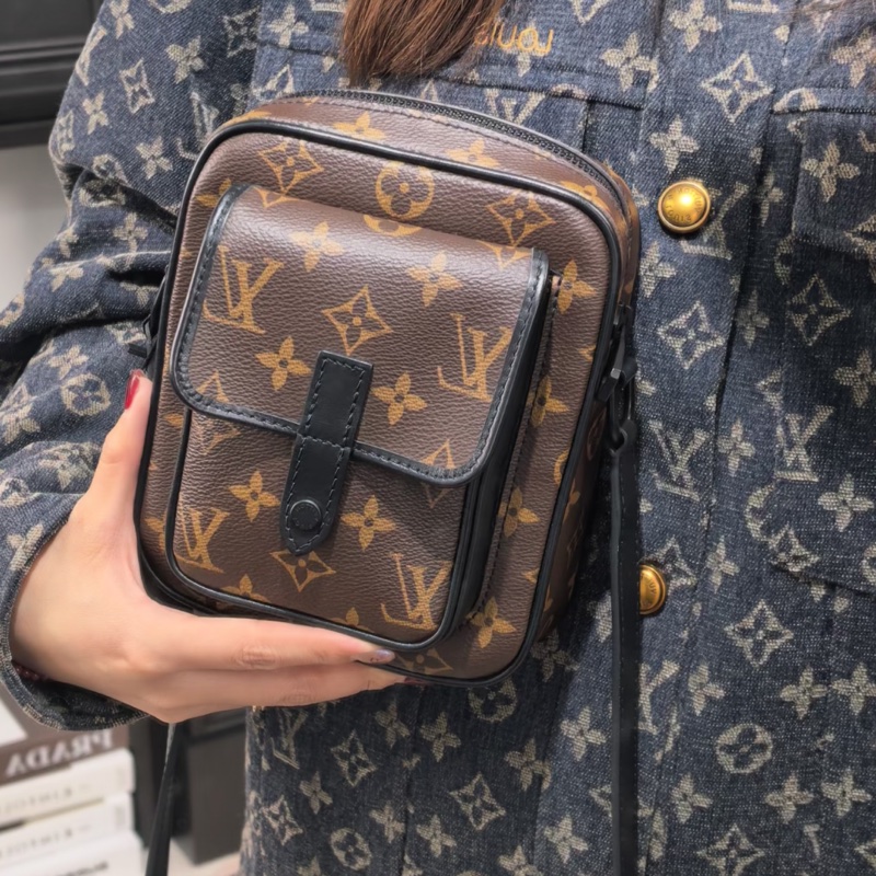 LV路易威登Christopher老花相機包 芯片 尺寸15×18 附件防塵袋-1