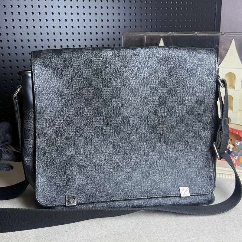 LV路易威登棋盘格邮差包 黑色Damier Graphite老花，尺寸32*27*8cm，肩带可调节，容量大，通勤出差。-1