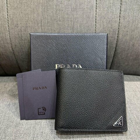 💎Han's house精品服飾💎 PRADA 三角鐵牌 牛皮 短夾 16卡 原價26000